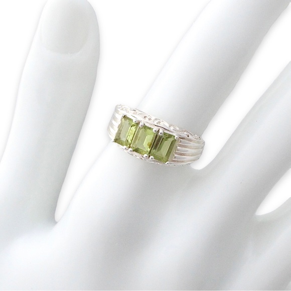 Ross-Simons Peridot Sterling Silver Ring Size 8 Three Stone Emerald Cut - Picture 2 of 4